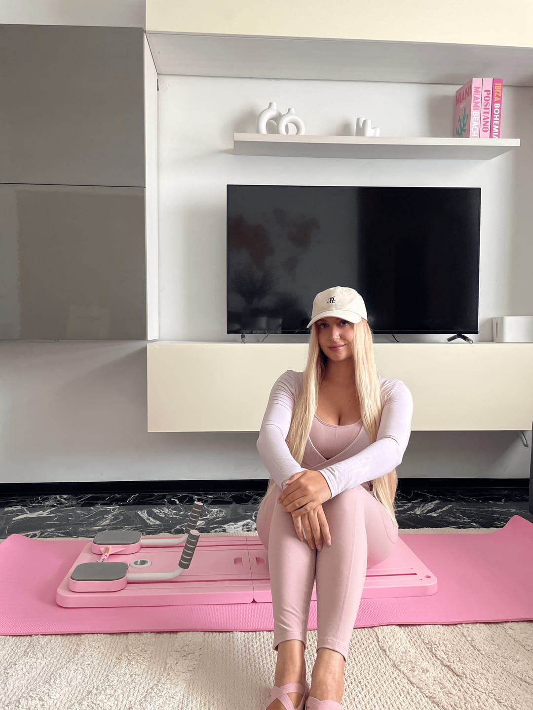 Klientka z reformerem Pilatly w salonie